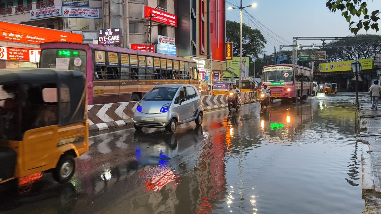 கோவையில் சாலையில் பெருக்கெடுத்து ஓடும் கழிவு நீரால் சிரமத்திற்குள்ளான பொதுமக்கள் மற்றும் வாகன ஓட்டிகள்...