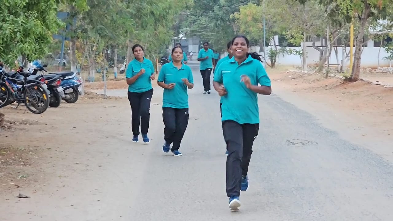 உலக மகளிர் தினத்தை முன்னிட்டு கோவையில் பெண் காவலர்களுக்கான மாரத்தான் போட்டி...