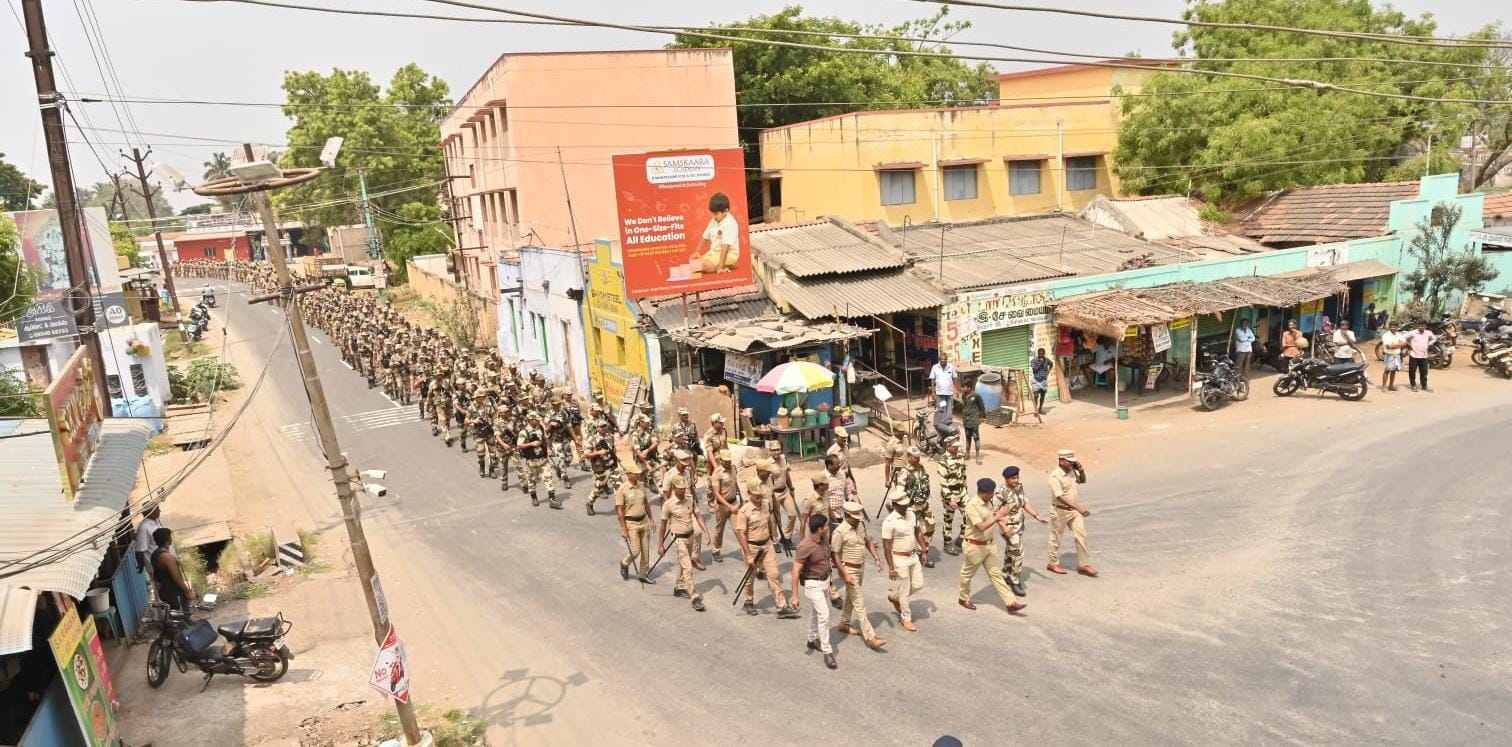 கோவையில் காவலர்கள் கொடி அணிவகுப்பு...