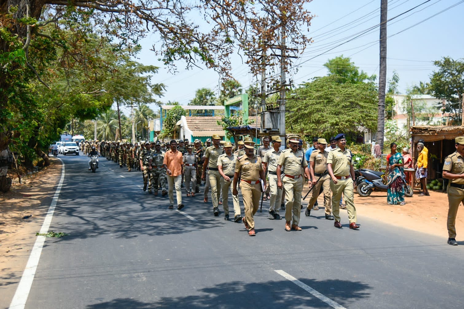 கோவை மாவட்ட காவல்துறை சார்பாக தொண்டாமுத்தூர் பகுதியில் கொடி அணிவகுப்பு...