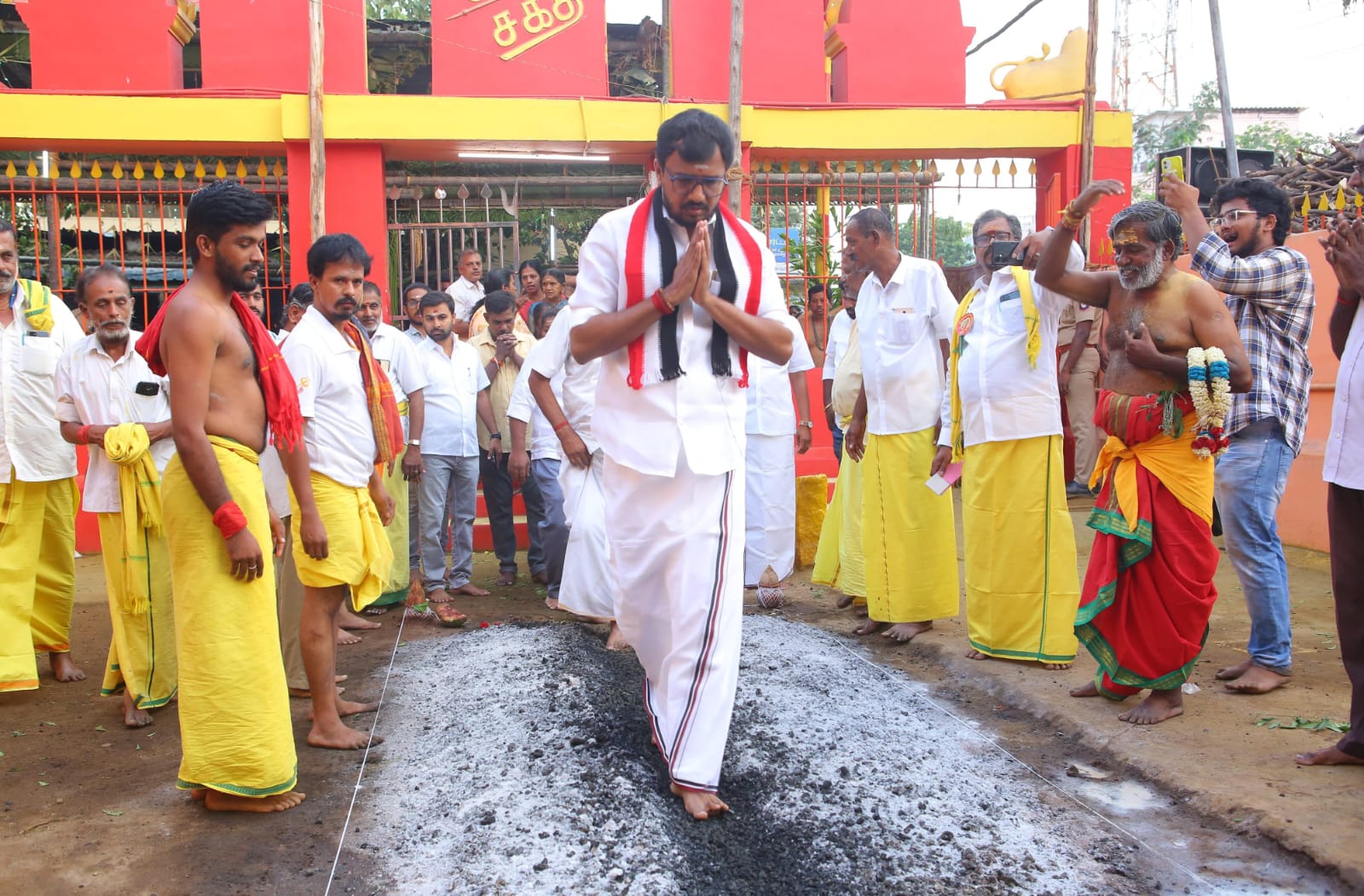 குண்டம் இறங்கி வழிபட்ட கோவை அதிமுக வேட்பாளர்...