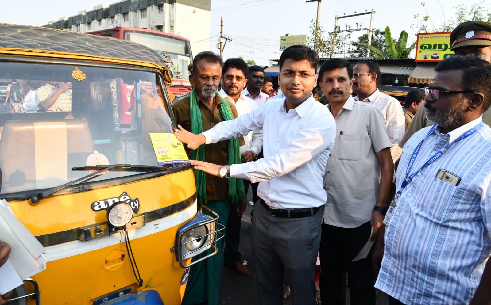 மாற்றுத்திறனாளி வாக்காளர்களும் 100% வாக்களிக்க வேண்டும்- கோவையில் ஸ்டிக்கர் ஒட்டி விழிப்புணர்வு...