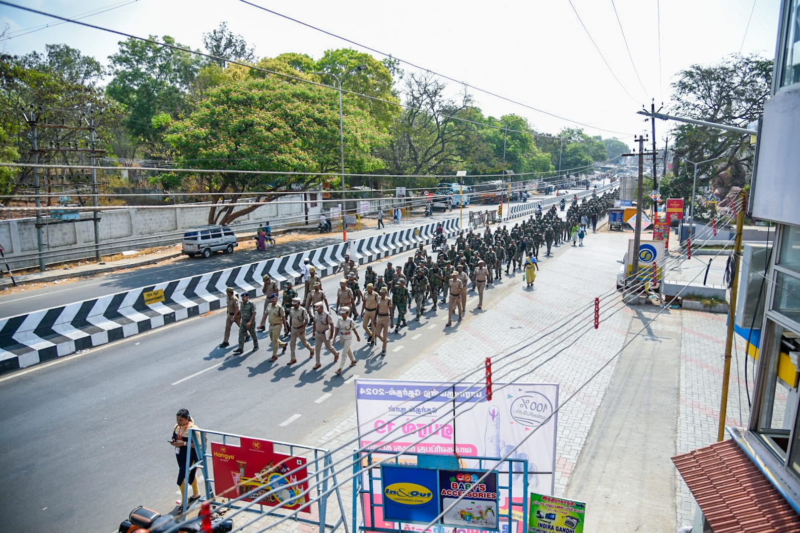 பொள்ளாச்சியில் காவல்துறை சார்பில் கொடி அணிவகுப்பு...