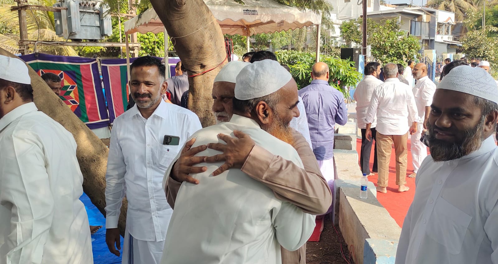 கோவையில் ரமலான் பண்டிகை- ஒருவருக்கொருவர் கட்டித்தழுவி வாழ்த்துக்களை பகிர்ந்து கொண்டனர்...