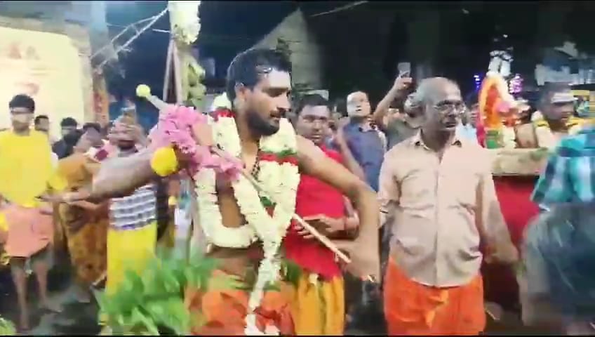 கோவில் திருவிழாவில் கம்பம் சுற்றி ஆடிய அதிமுக வேட்பாளர் சிங்கை ராமச்சந்திரன்- வீடியோ காட்சிகள் உள்ளே...