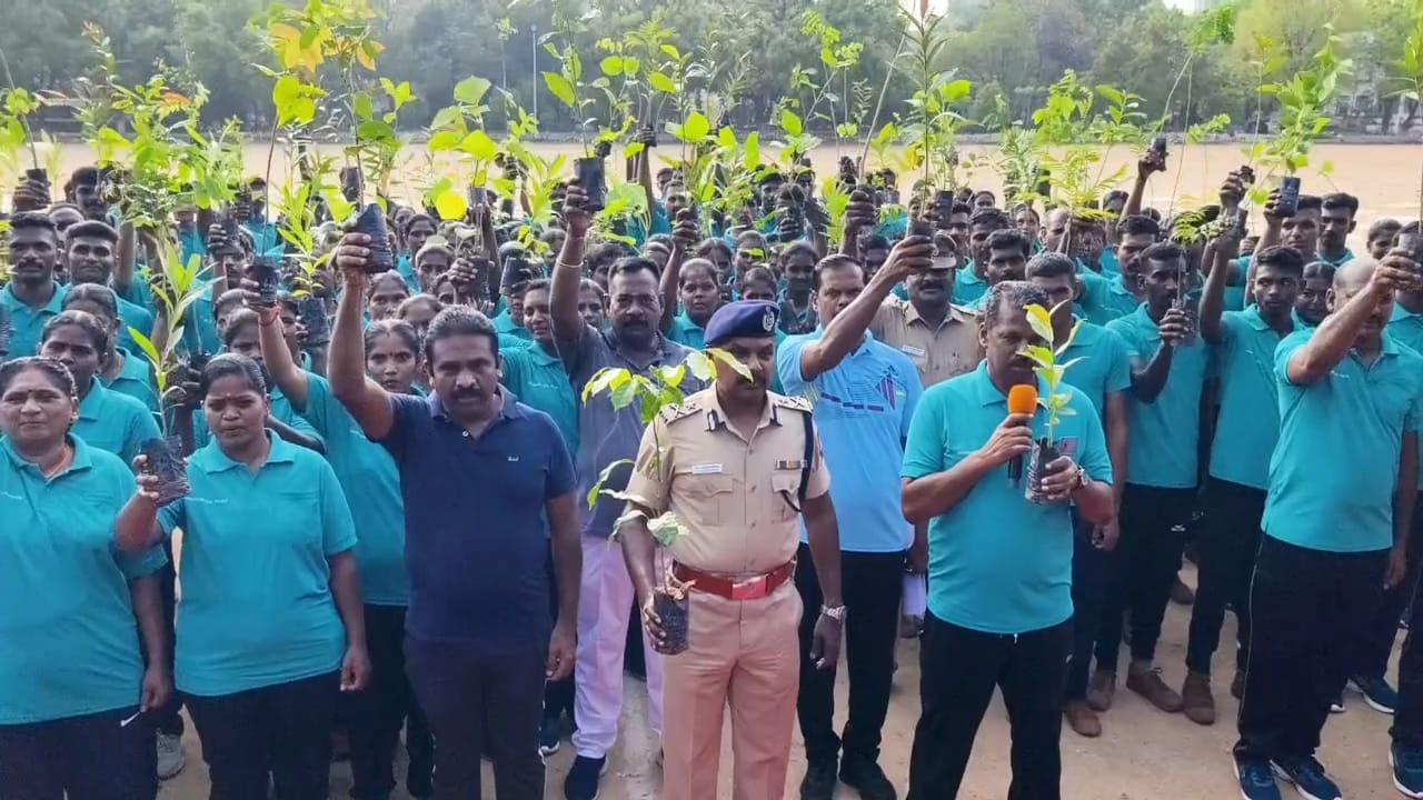 கோவை மாநகர ஆயுதப்படை மைதானத்தில் 500 மரக்கன்றுகளை  நட்டு வைத்த போலிசார்…