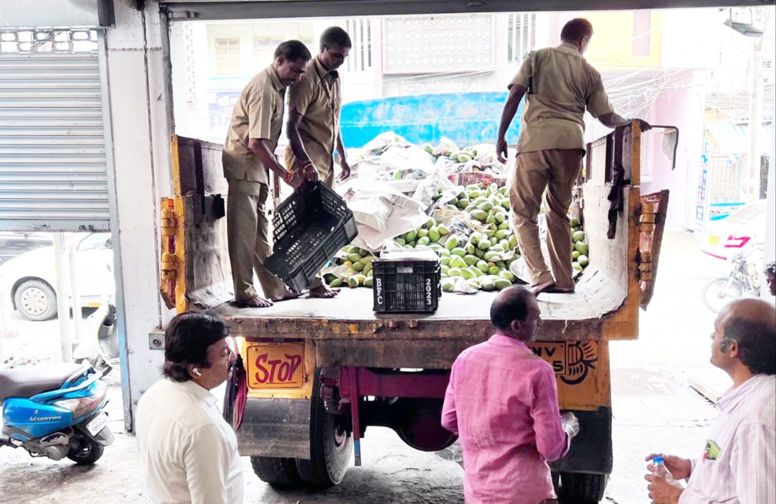 கோவையில் ரசாயன பொட்டலங்கள் மூலம் பழுக்க வைக்கப்பட்ட மாம்பழங்கள் பறிமுதல்...