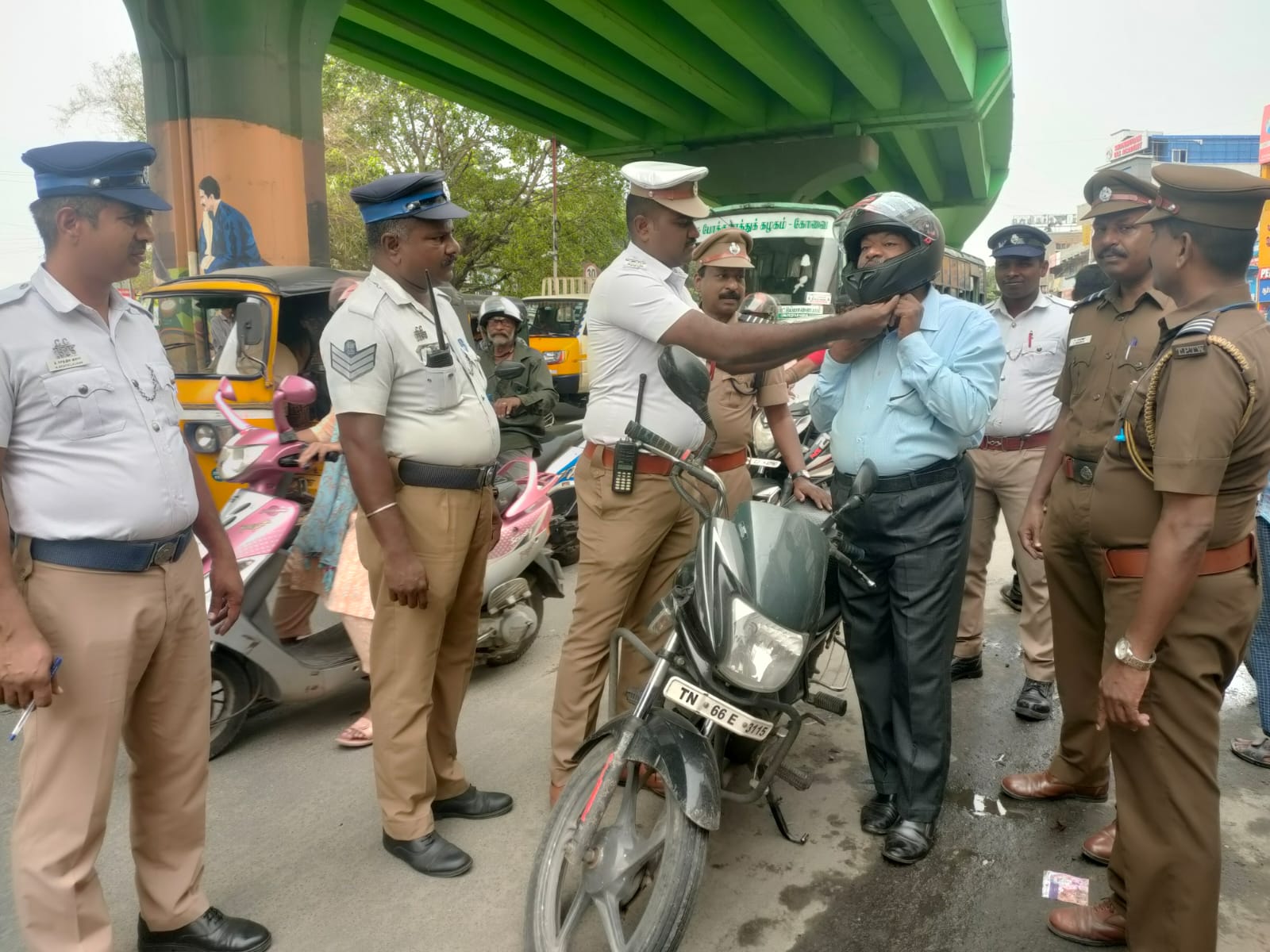 காந்திபுரத்தில் ஃப்ரீ ஹெல்மெட் வழங்கிய போலீசார்!