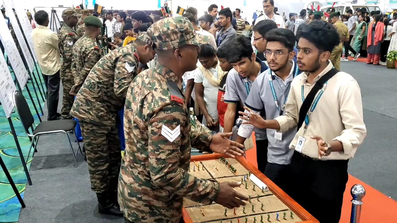 கொடிசியா வளாகத்தில் நடைபெற்று வரும் இராணுவ தளவாட கண்காட்சி...