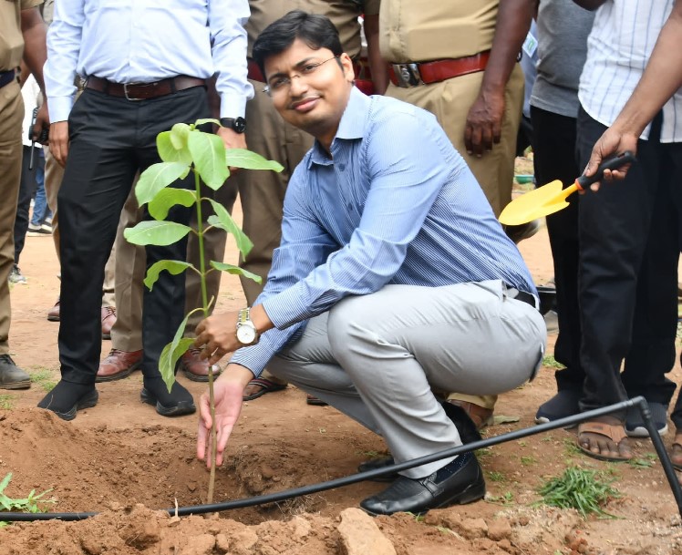 கோவையில் 5,000 மரக்கன்றுகள் நடும் திட்டம்; தொடங்கி வைத்தார் ஆட்சியர்!