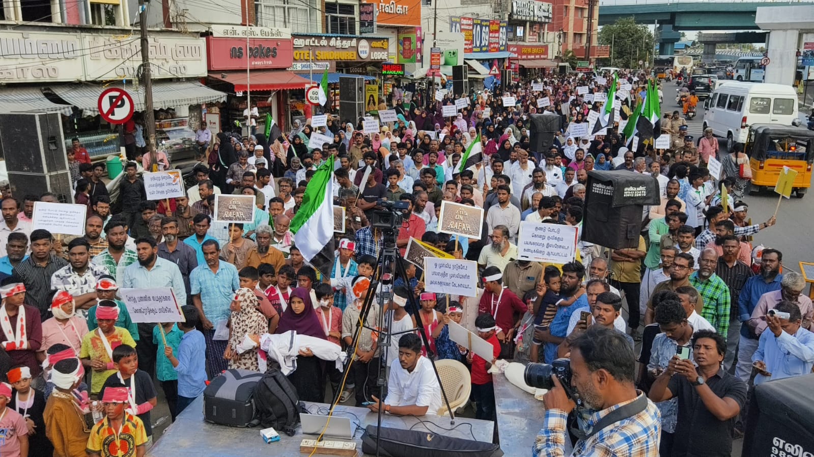 கோவையில் இஸ்ரேலை கண்டித்து தமிழ்நாடு தவ்ஹீத் ஜமாஅத் அமைப்பினர் ஆர்ப்பாட்டம்…