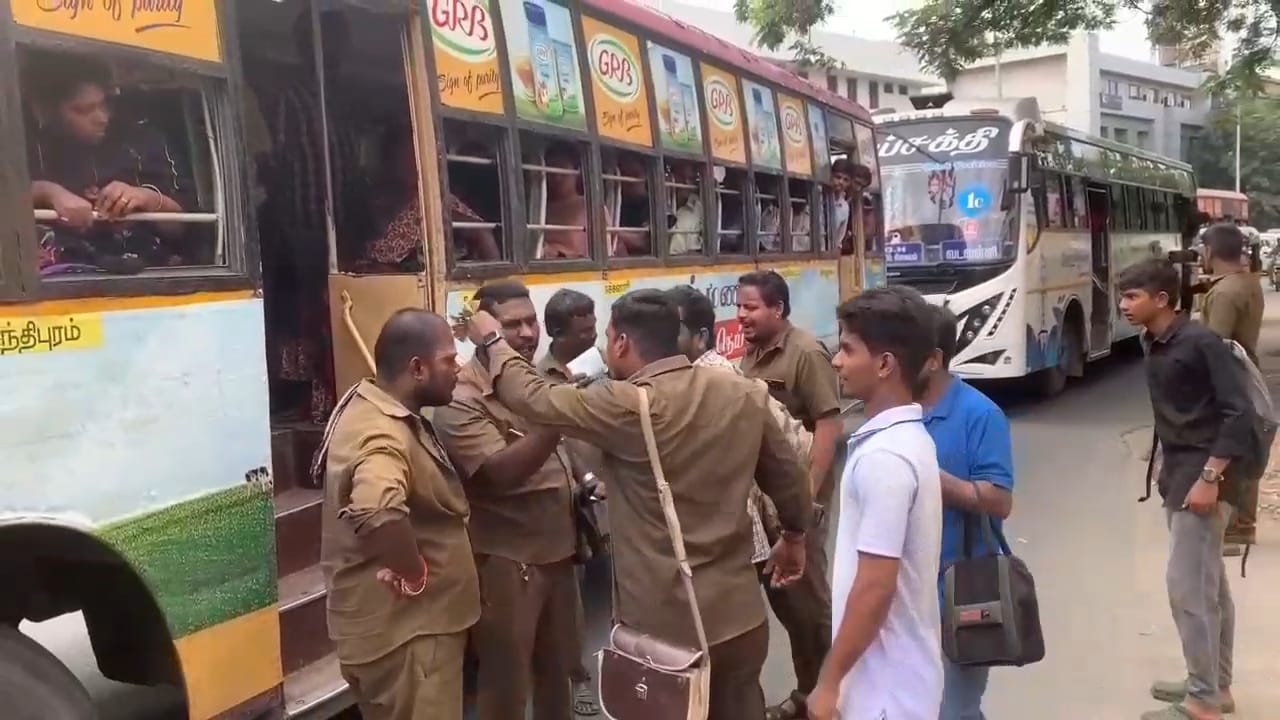 கோவையில் மல்லுக்கட்டிய அரசு-தனியார் பேருந்து ஓட்டுநர்கள்!