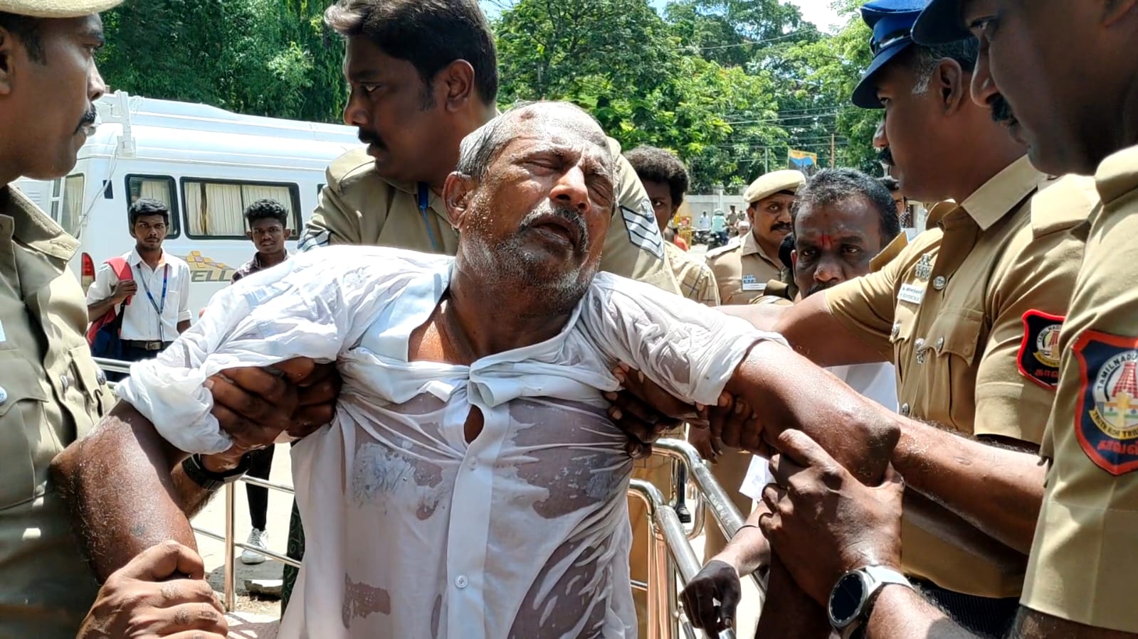 கோவை மாவட்ட ஆட்சியர் அலுவலகத்திற்குள் தற்கொலைக்கு முயன்ற முதியவரால் பரபரப்பு- திமுக நகர அவை தலைவரால் தற்கொலைக்கு முயல்வதாக தெரிவிப்பு...