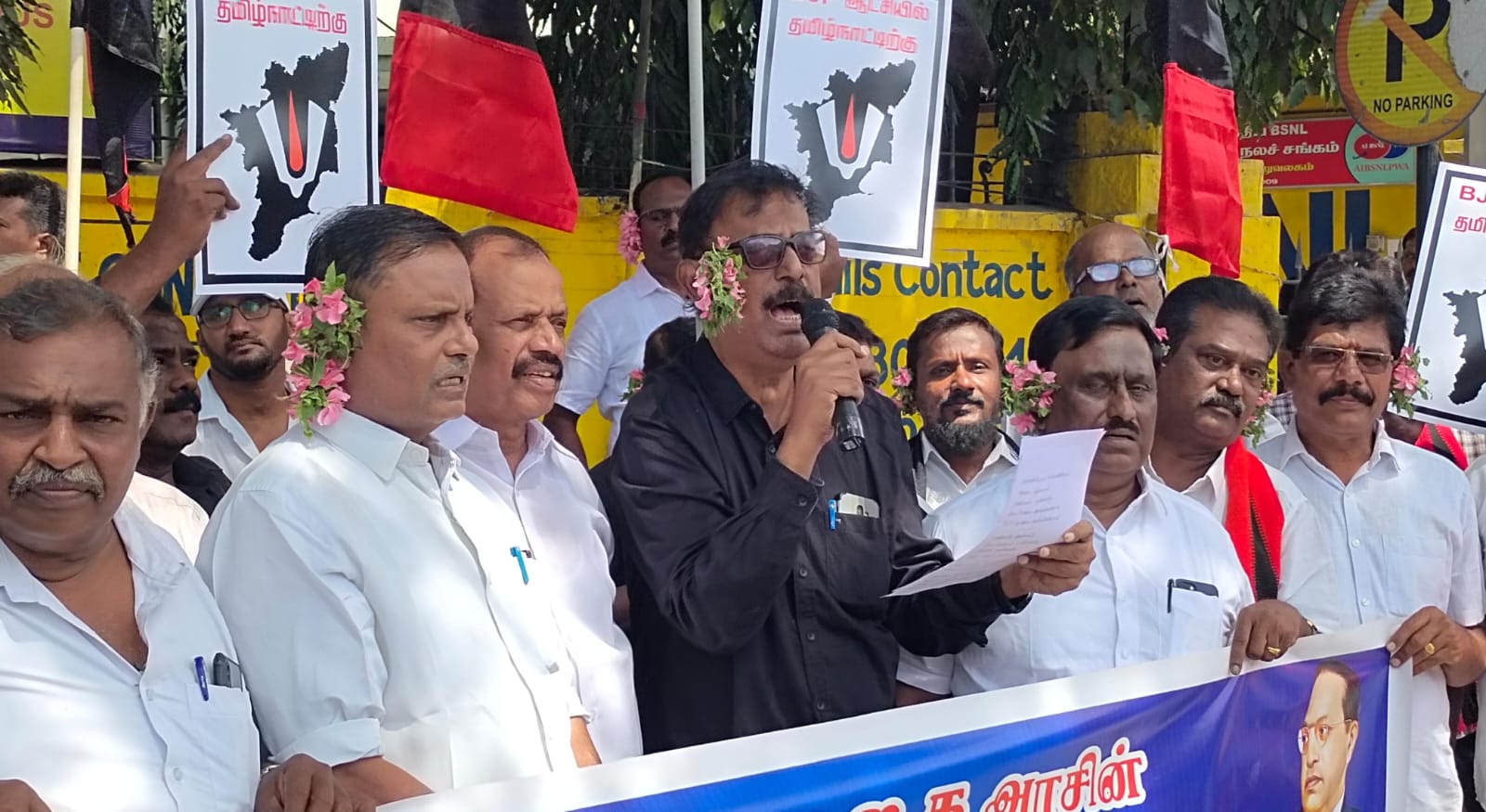 மத்திய பட்ஜெட்- கோவிந்தா கோவிந்தா பாடல் பாடி காதில் பூக்களை சுற்றி கொண்டு கோவையில் ஆர்ப்பாட்டம்...