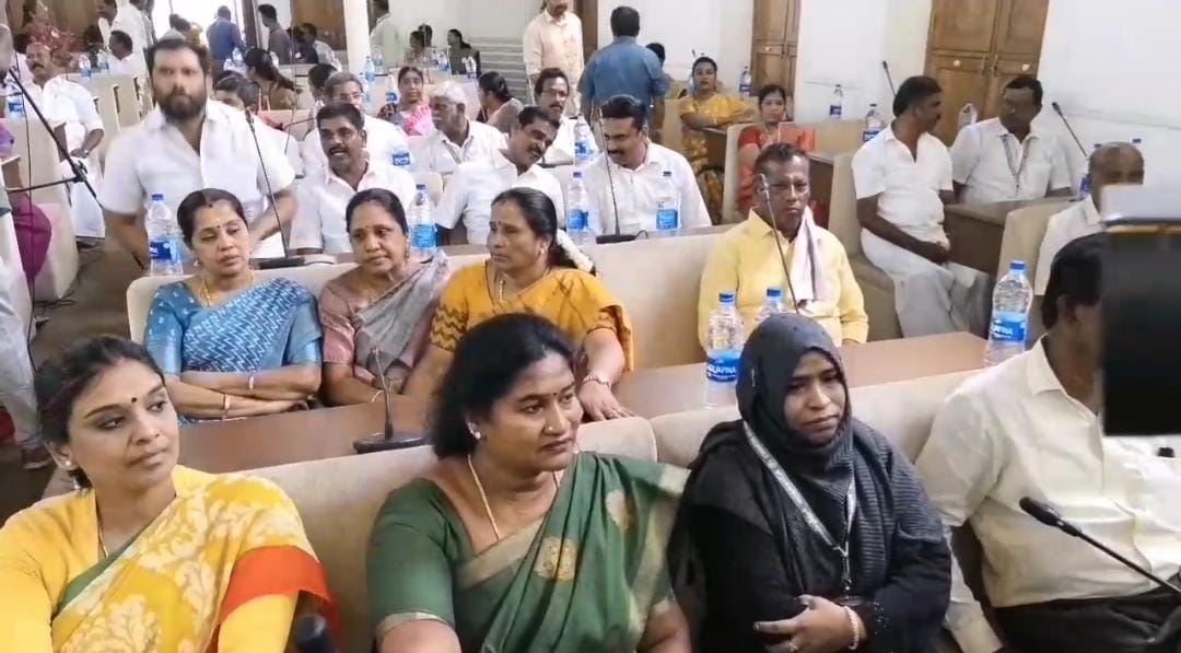 கோவை மாநகராட்சி மேயருக்கு தேர்தல் - மாமன்ற கூட்ட அரங்கில் கவுன்சிலர்களுக்கு செல்போன் தடை...