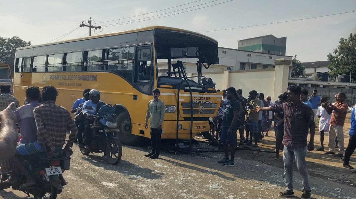 கோவையில் கல்லூரி பேருந்து விபத்து- மாணவர்கள் படுகாயம்...