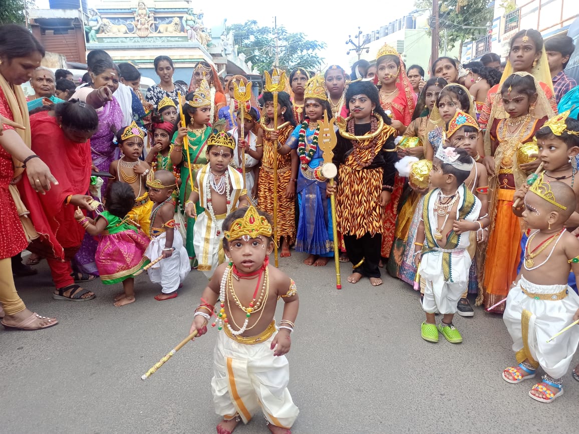 கிருஷ்ண ஜெயந்தி பண்டிகை- கோவையில் கிருஷ்ணர் ராதை வேடமிட்டு அசத்திய குழந்தைகள்...