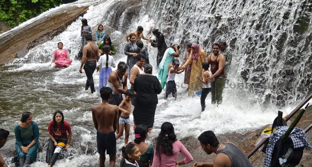 கோவை குற்றாலத்தில் கோலாகலம்...  அருவியின் இடையே அலைமோதும் மக்கள் கூட்டம்!