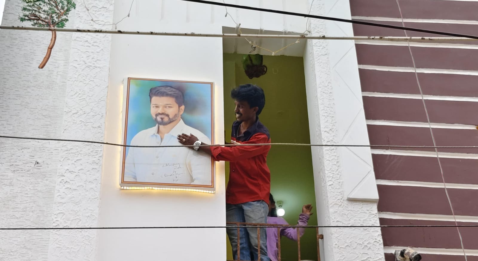 புதிதாக கட்டிய வீட்டில் விஜயின் படத்தை முன் சுவற்றில் பதித்த ரசிகர்...