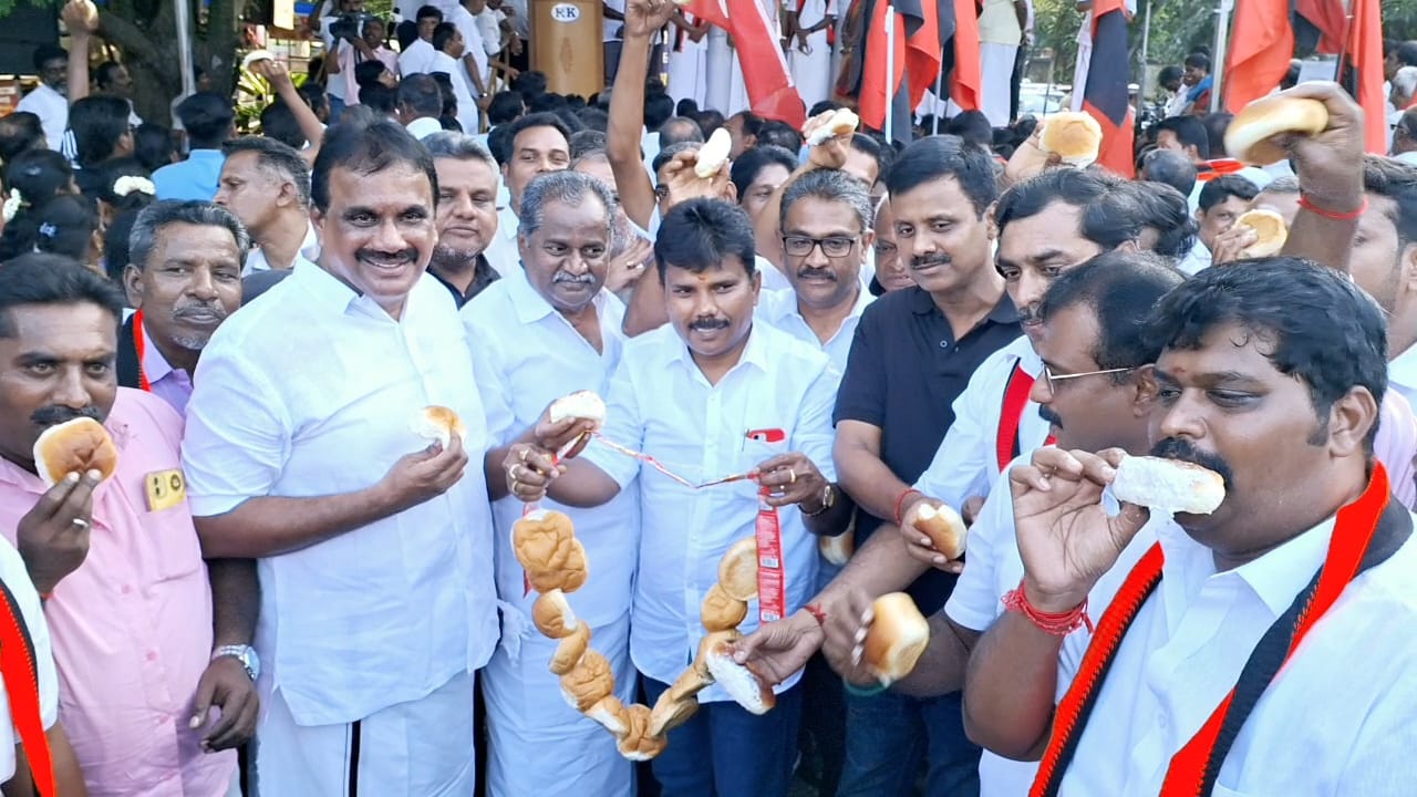 க்ரீம் பன்னுடன் போராட்டம் மேற்கொண்ட கோவை இந்தியா கூட்டணியினர்...