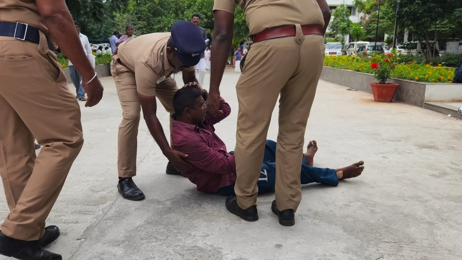 கோவை ஆட்சியர் அலுவலகத்தில் தரையில் உருண்டு பிரண்டு கண்ணீர் மல்க மனு அளித்த கூலித்தொழிலாளி...