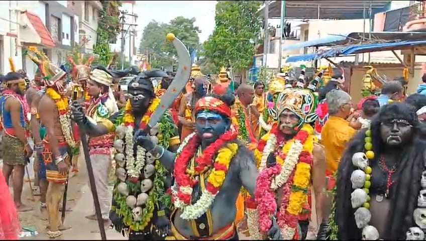 கோவை சங்கனூர் முத்தாரம்மன் கோவிலில் தசரா திருவிழா- கடவுள் வேடமிட்டு வந்த பக்தர்கள்...