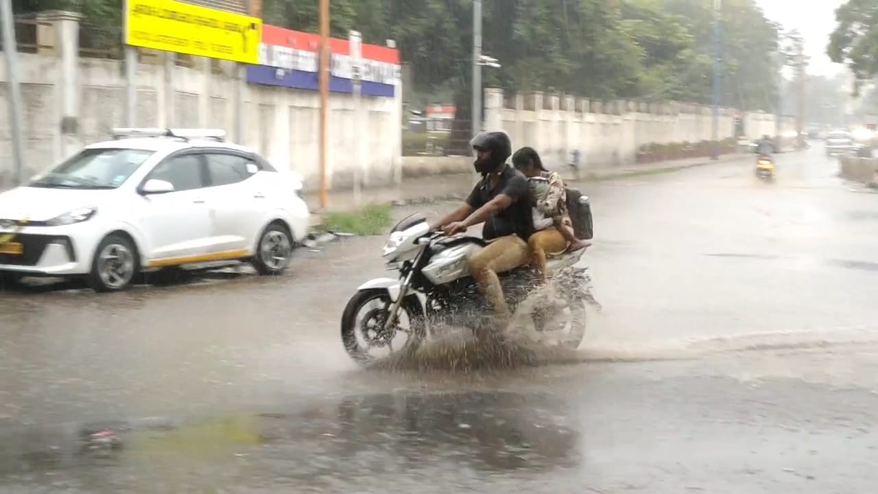 கோவை மாநகரில் இடி மின்னலுடன் கூடிய கனமழை...