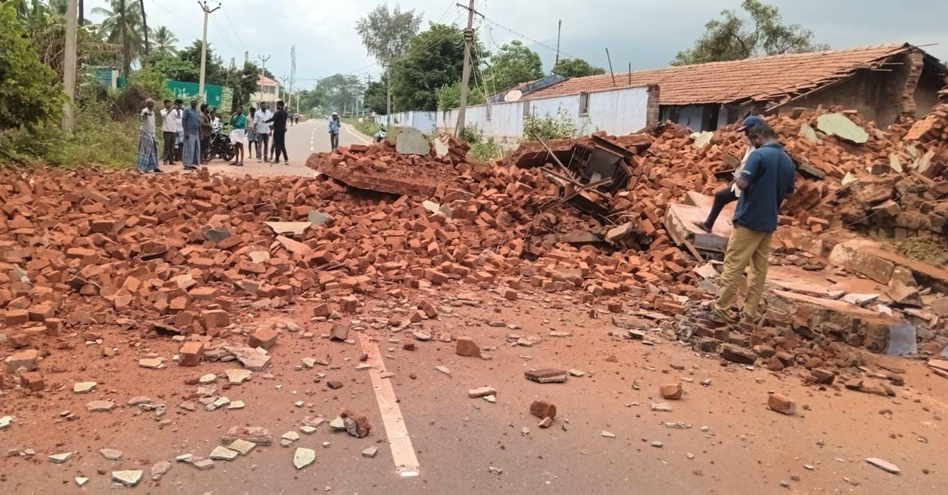 கோவை அருகே செங்கல் சூளையில் இருந்த புகைப்போக்கி உடைந்து விழுந்தது...