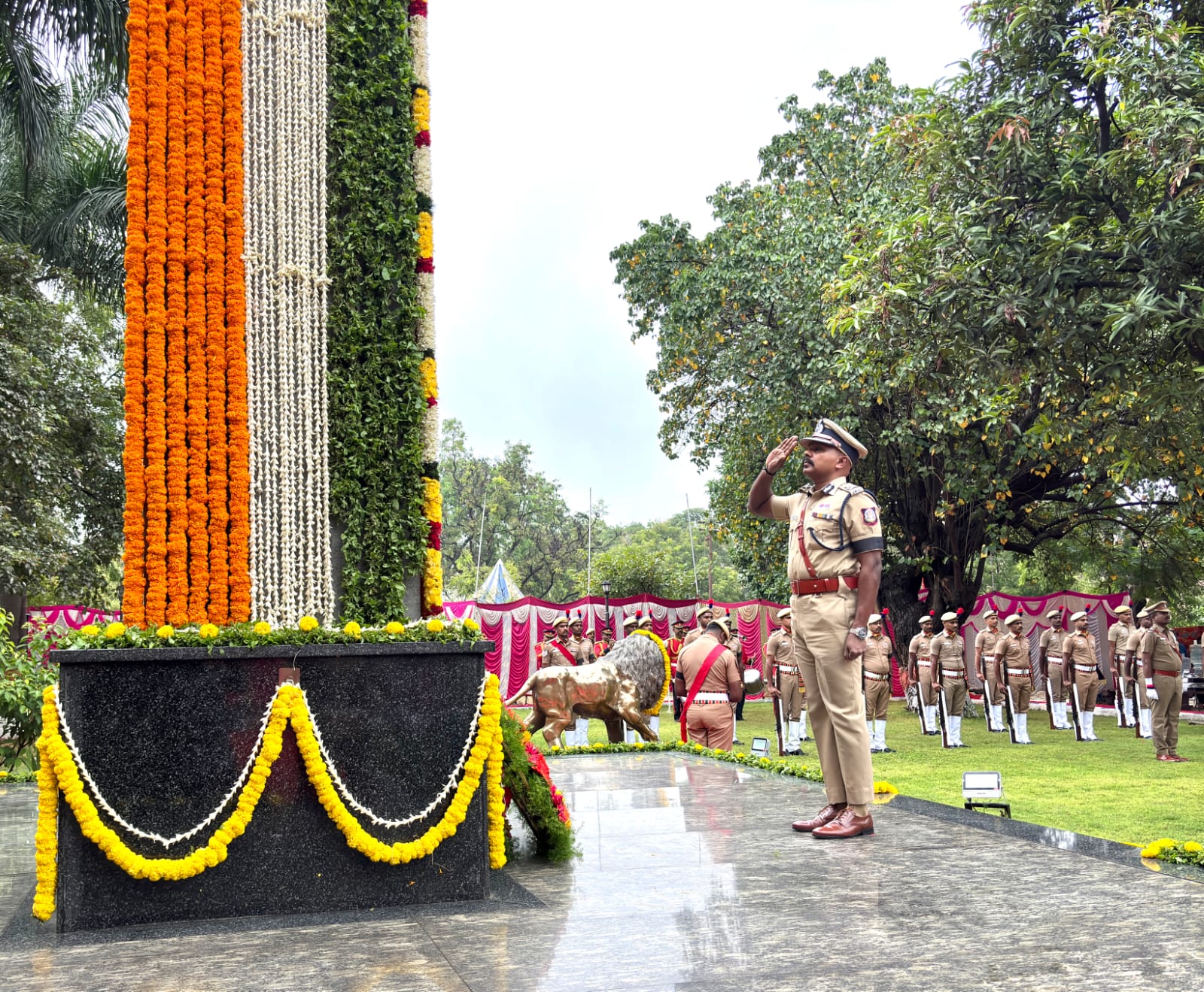 கோவையில் பணியின் போது உயிர் நீத்த காவலர்களுக்கு துப்பாக்கி குண்டுகள் முழங்க அஞ்சலி...