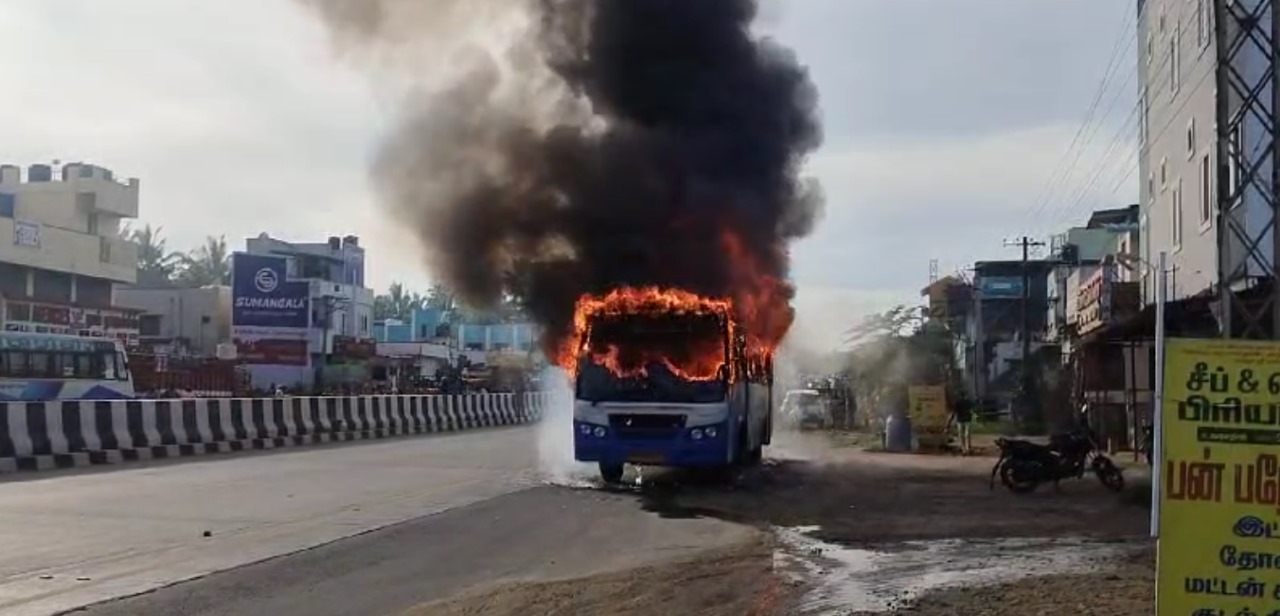 கோவையில் நடுரோட்டில் பற்றியெரிந்த பேருந்து; பயணிகள் திக்... தி... Video காட்சிகள் உள்ளே...