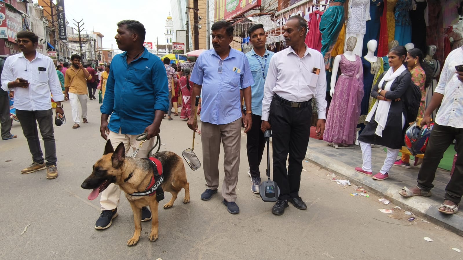 தீபாவளி பண்டிகையை முன்னிட்டு கோவையில் மோப்ப நாய் கொண்டு சோதனை...