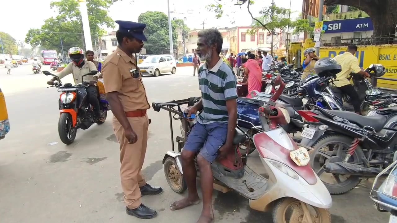 கோவை மாவட்ட ஆட்சியர் அலுவலகத்திற்கு டீசல் பாட்டிலுடன் வந்த மாற்றுத்திறனாளி...