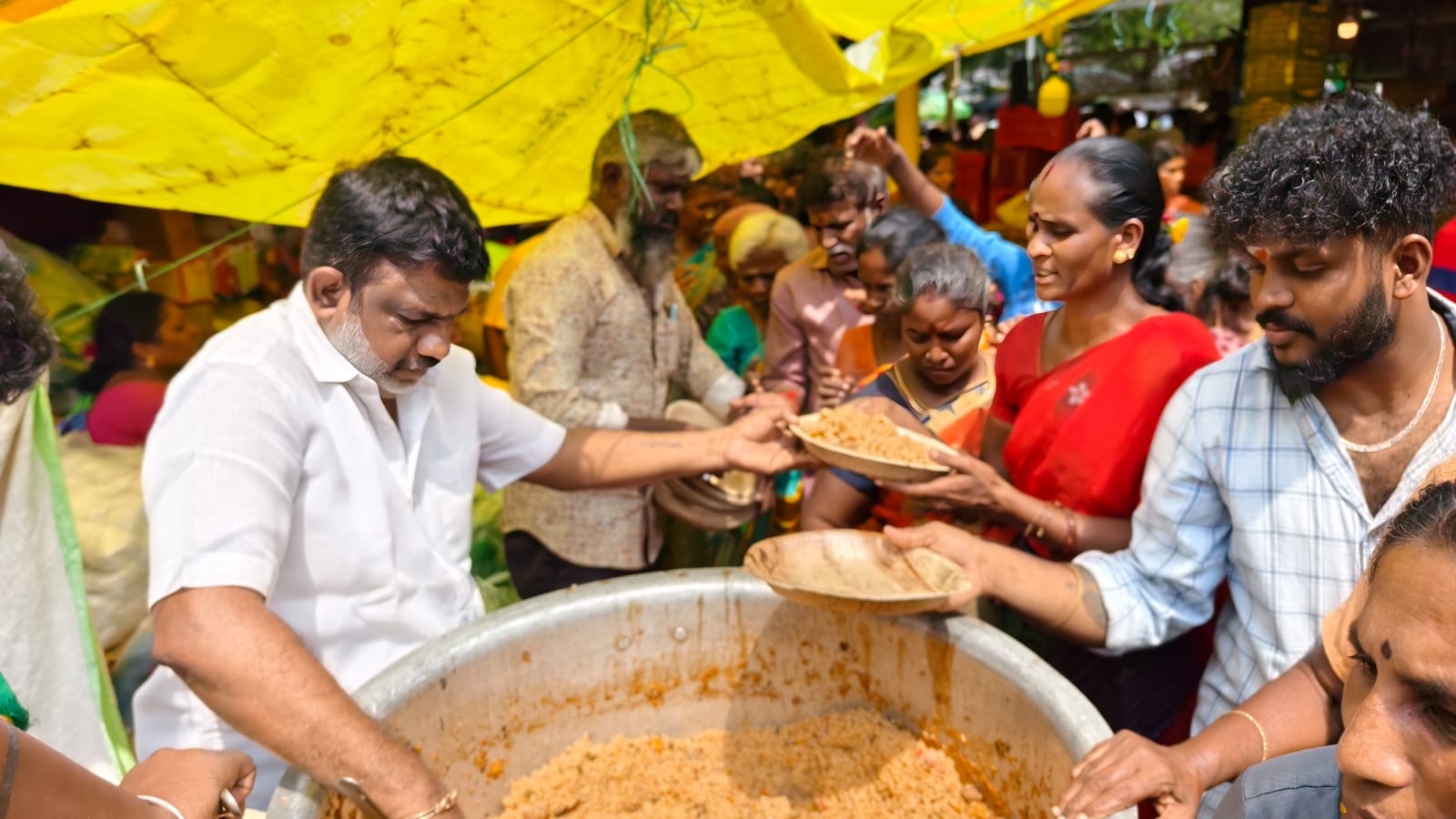 கோவையில் பூக்கள் வாங்க வந்த பொது மக்களுக்கு பிரியாணி வழங்கிய வியாபாரிகள்...