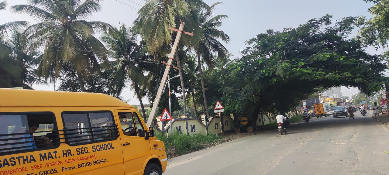 விளாங்குறிச்சியில் விழும் நிலையில் மின்கம்பம்! பொதுமக்கள் அச்சம்!