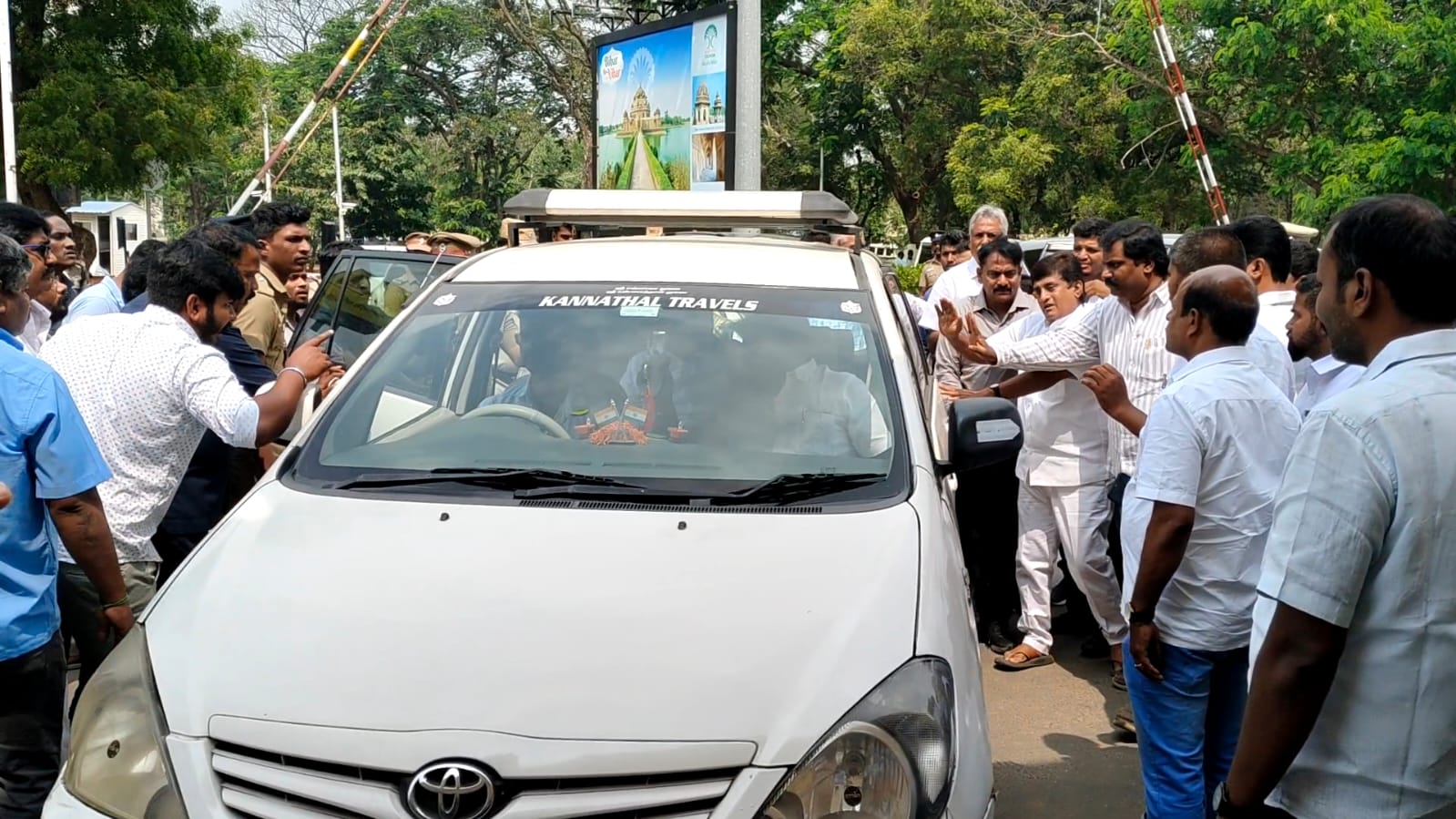 முதலமைச்சரை வழியனுப்ப வந்த கோவை திமுக நிர்வாகி மயக்கமடைந்ததால் பரபரப்பு...