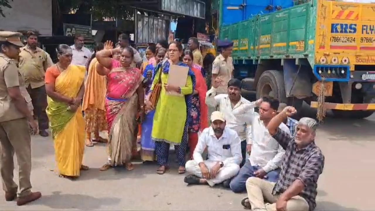 கோவையில் கண்ணப்பநகர் அருகே சாக்கடை வசதி பிரச்சினை- போராட்டத்தில் குதித்த மக்கள்...