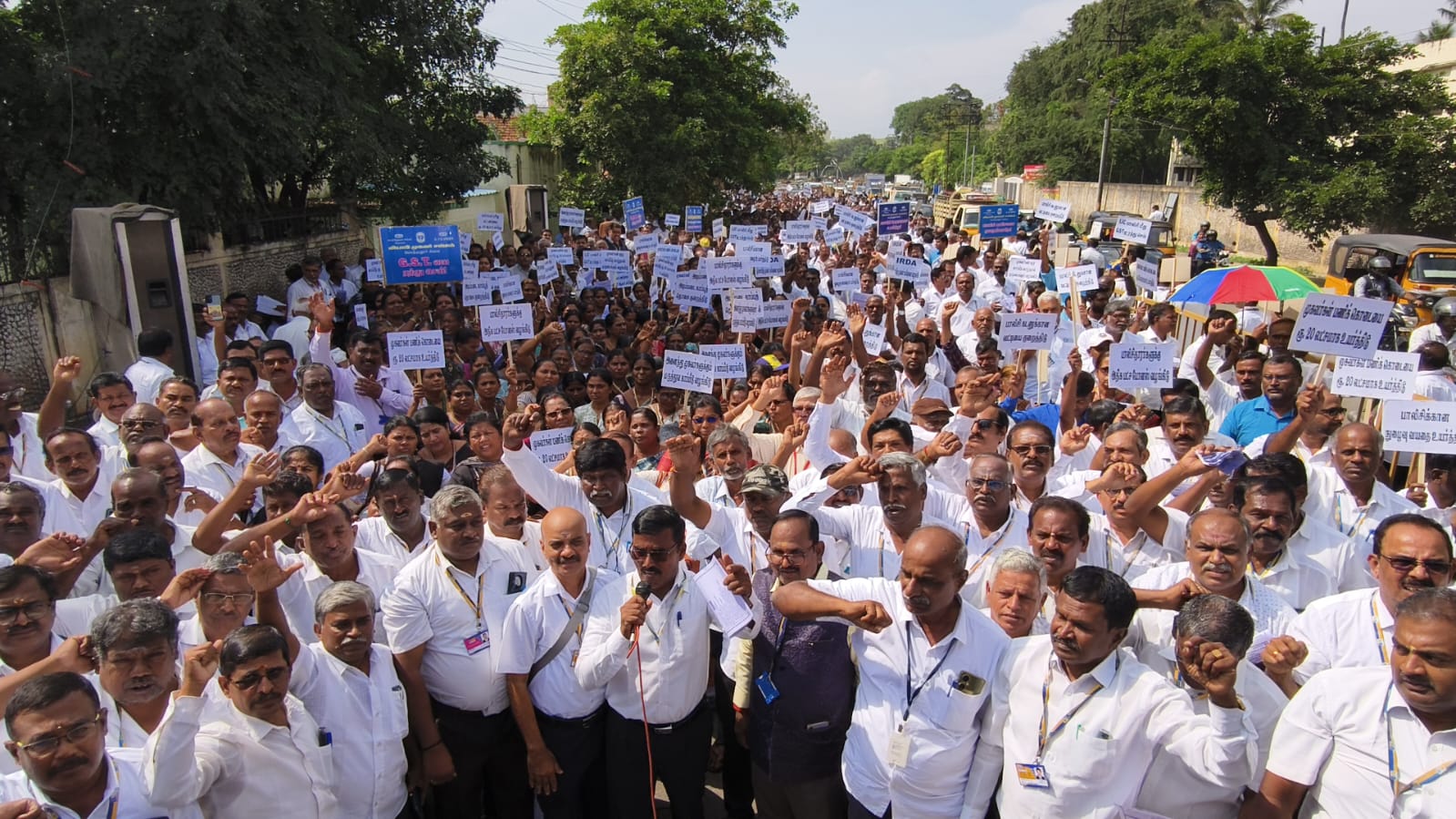 முகவர்கள், பாலிசிதாரர்கள் கோரிக்கைகளை வலியுறுத்தி கோவையில் எல் ஐ சி முகவர்கள் போராட்டம்…