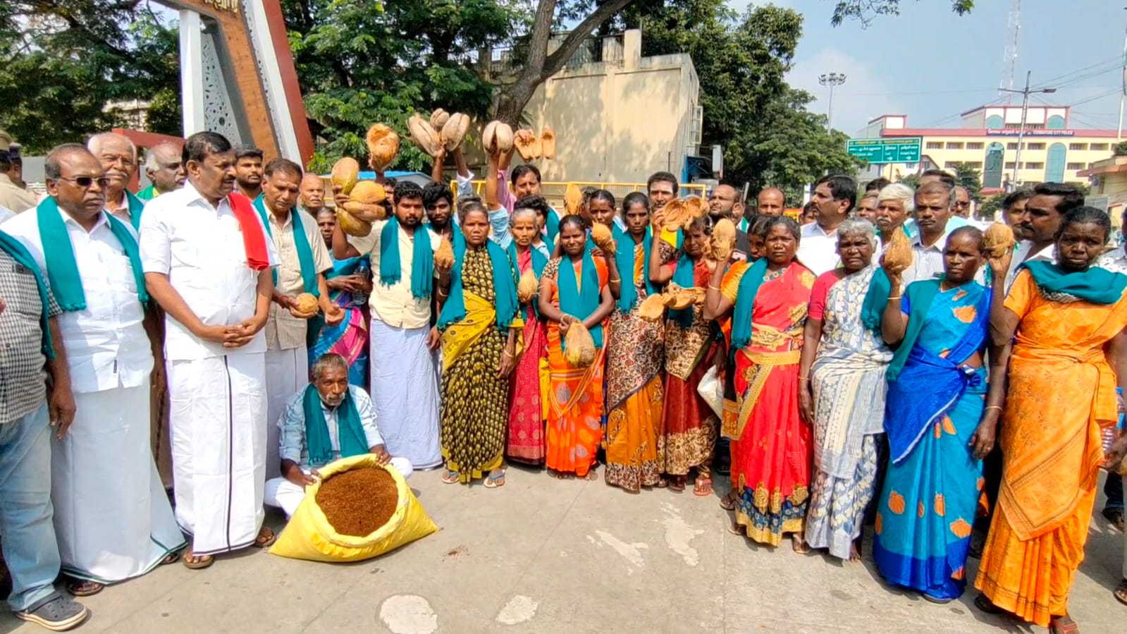 கோவை ஆட்சியர் அலுவலகத்தில் தேங்காய் போட்டு விவசாயிகள் கோரிக்கை!