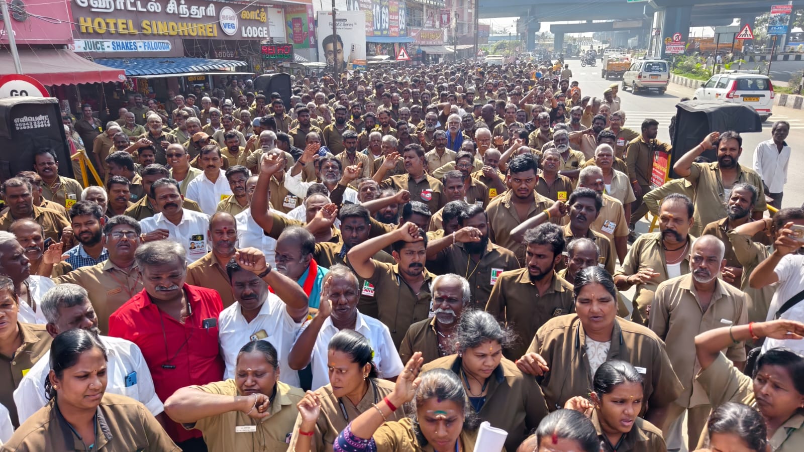 பைக் டாக்ஸிகளை தடை செய்ய வலியுறுத்தி ஆட்டோ ஓட்டுநர்கள் உக்கடத்தில் போராட்டம்…